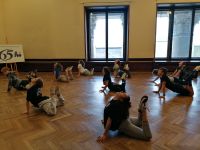 grupa ćwiczących młodych ludzi